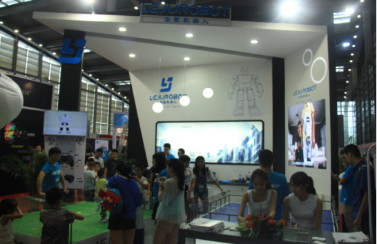 乐聚科技携人形机器人亮相未来生活博览会 人气火爆