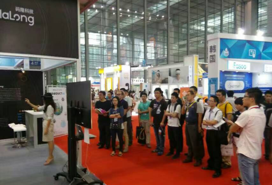 现场展示吸引众多吃瓜群众：最时尚StyleAI